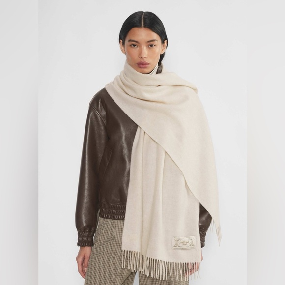 Aritzia classic wool scarf - beige - Picture 5 of 5